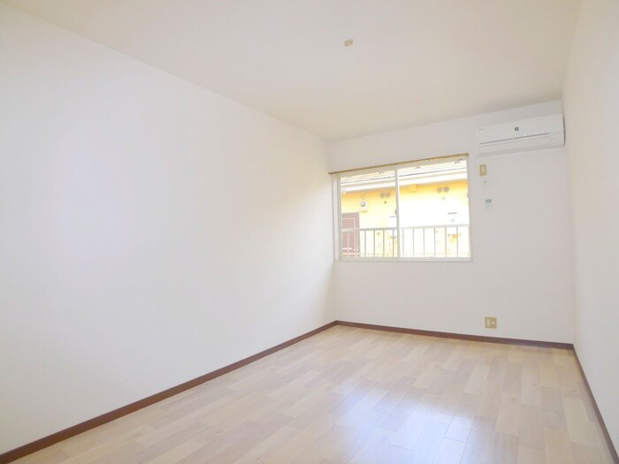 物件内観写真8　(室内からの展望)