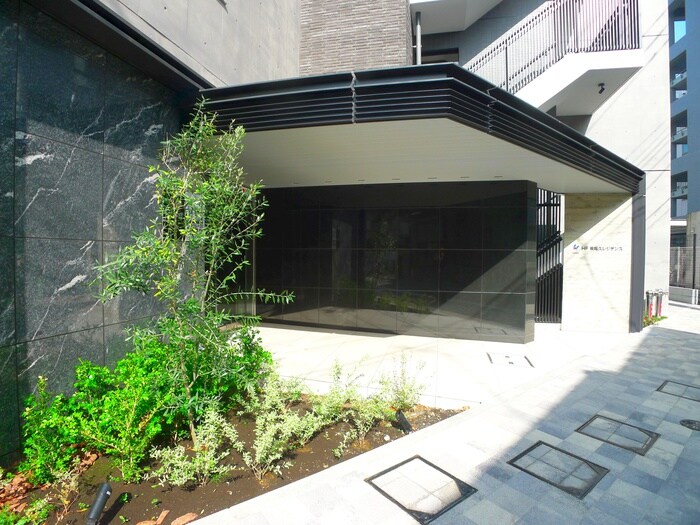 物件外観写真6　(エントランス部分)