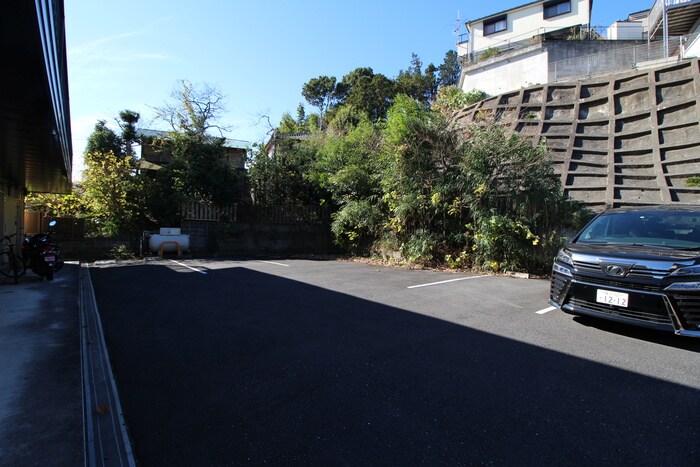 物件外観写真3　(駐車場)