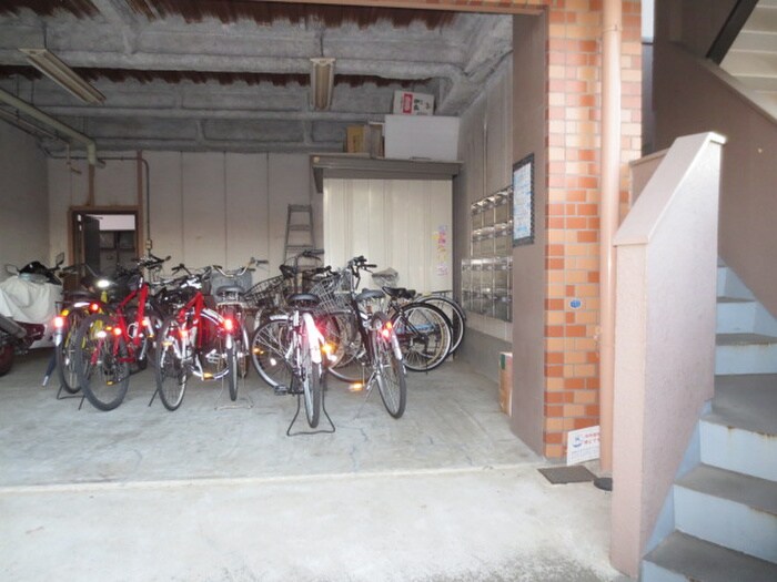 物件外観写真4　(駐輪場)