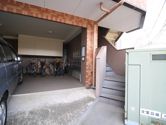 物件外観写真5　(エントランス部分)