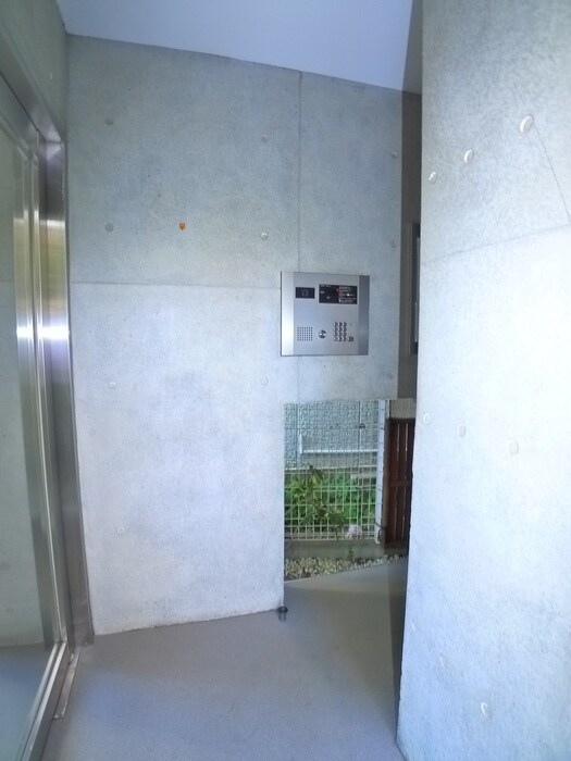 物件外観写真4　(エントランス部分)