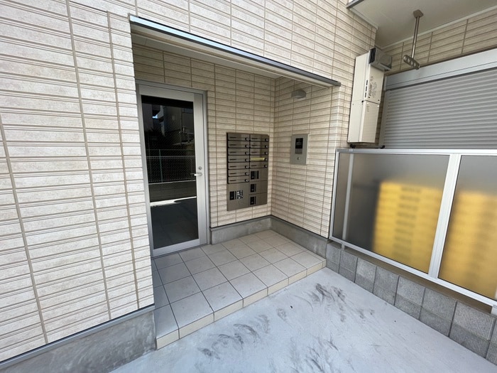 物件外観写真2　(エントランス部分)