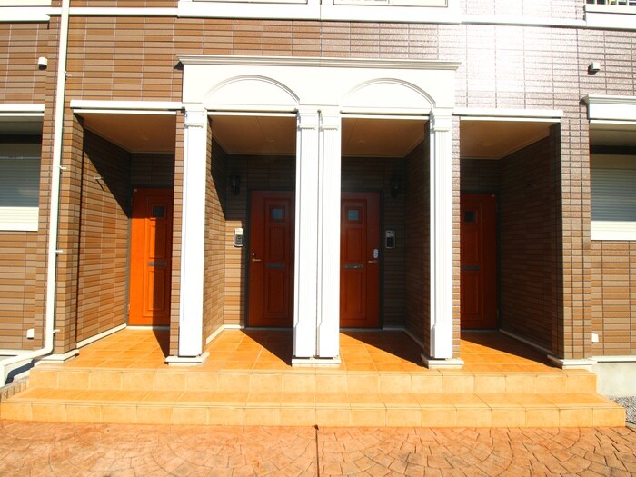 物件外観写真3　(エントランス部分)