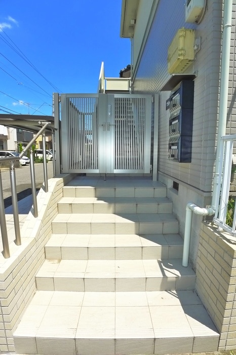 物件外観写真4　(エントランス部分)