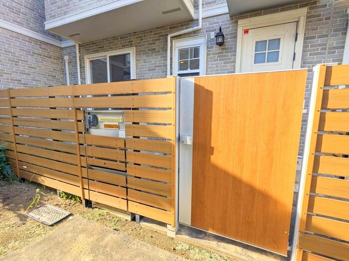 物件外観写真3　(エントランス部分)