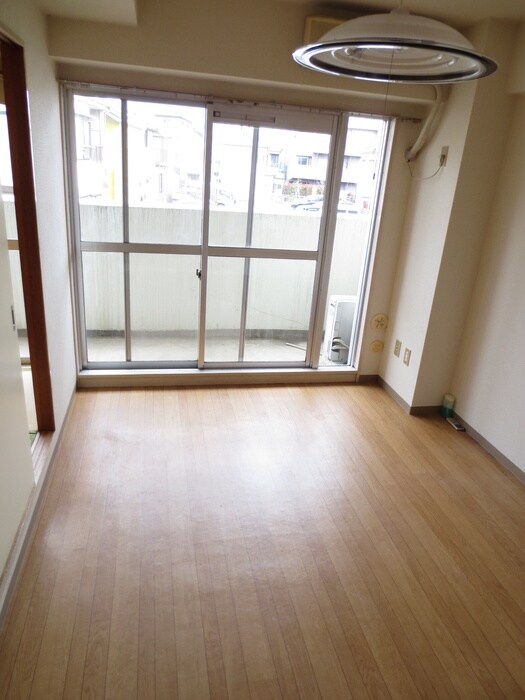 物件内観写真8　(室内からの展望)