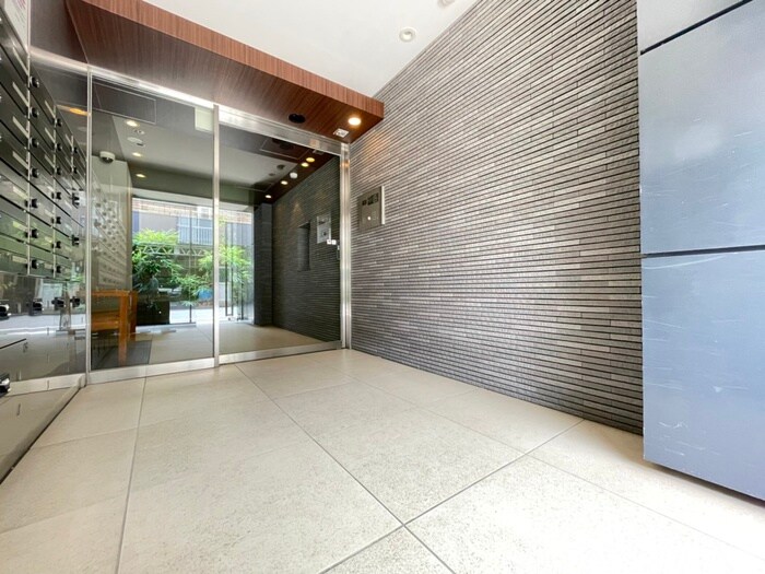 物件外観写真2　(エントランス部分)