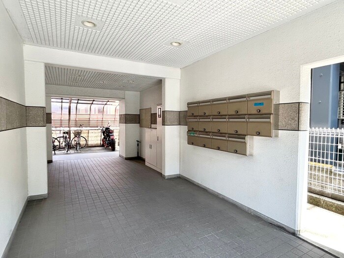 物件外観写真3　(エントランス部分)