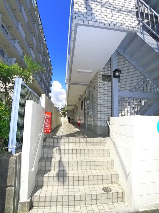 物件外観写真3　(エントランス部分)