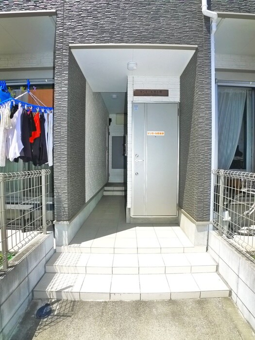 物件外観写真2　(エントランス部分)
