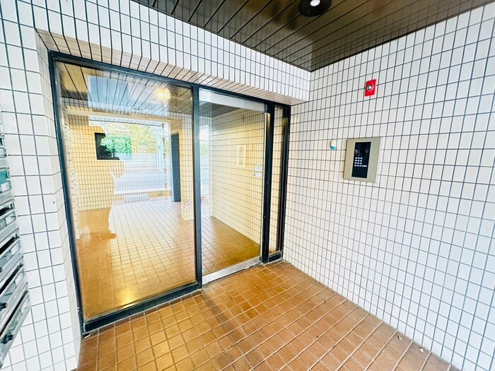 物件外観写真3　(エントランス部分)