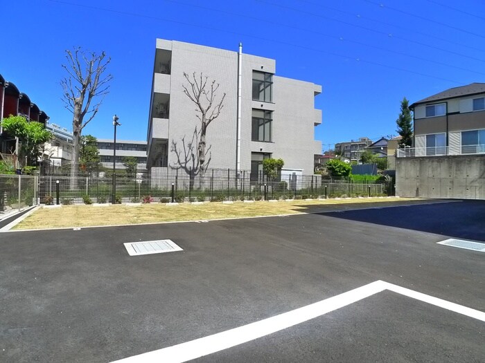 物件外観写真6　(駐車場)