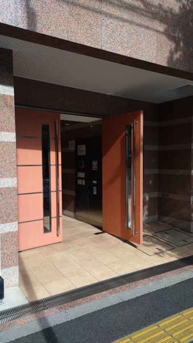 物件外観写真2　(エントランス部分)