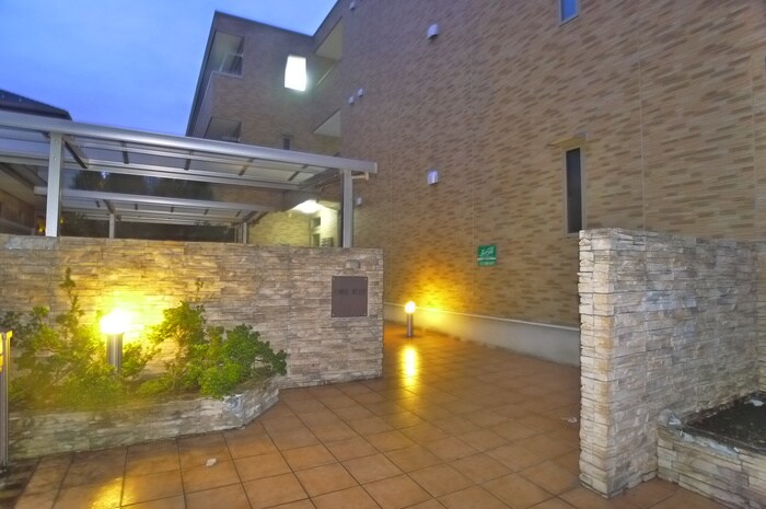 物件外観写真4　(エントランス部分)