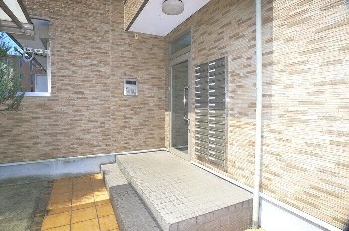 物件外観写真6　(エントランス部分)