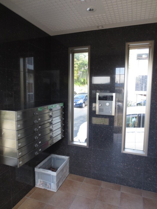 物件外観写真2　(エントランス部分)