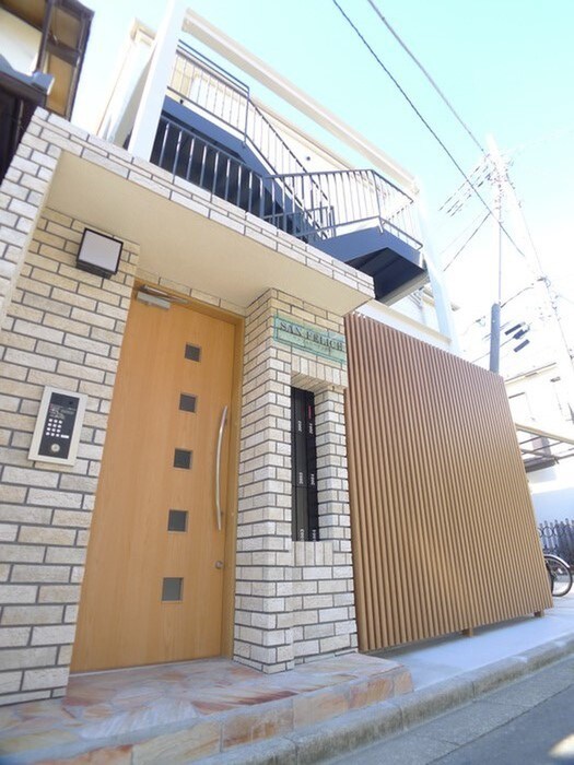 物件外観写真2　(エントランス部分)