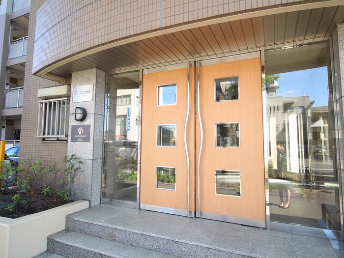 物件外観写真6　(エントランス部分)