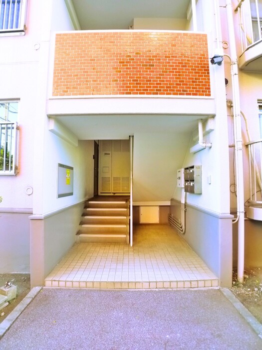 物件外観写真2　(エントランス部分)