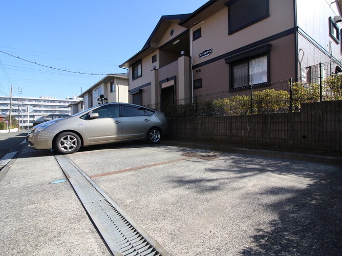 物件外観写真2　(駐車場)