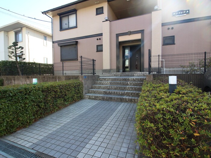 物件外観写真6　(エントランス部分)