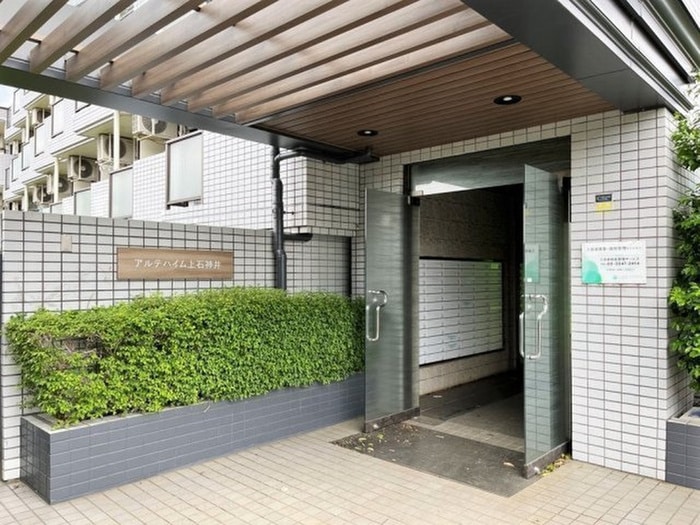 物件外観写真2　(エントランス部分)