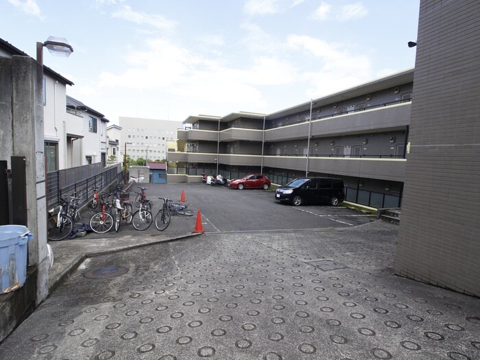 物件外観写真3　(駐車場)