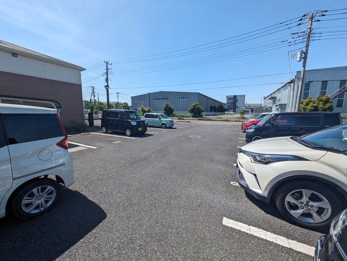 物件外観写真3　(駐車場)