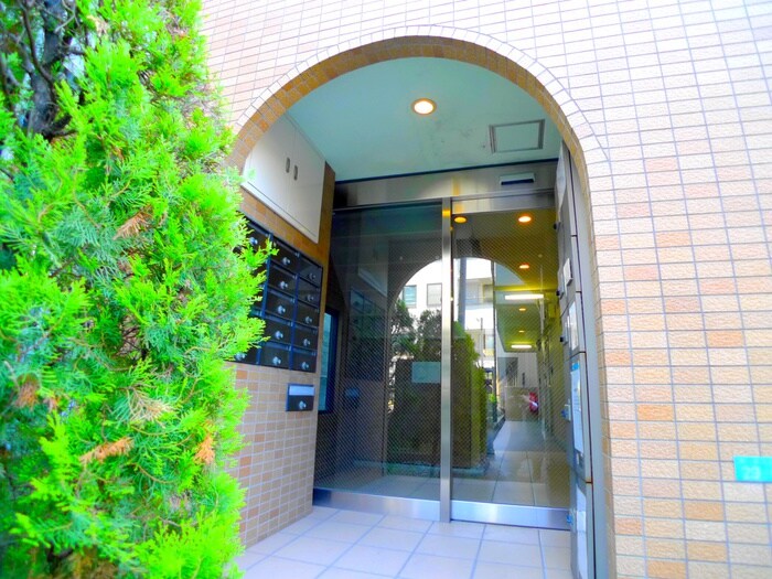 物件外観写真2　(エントランス部分)