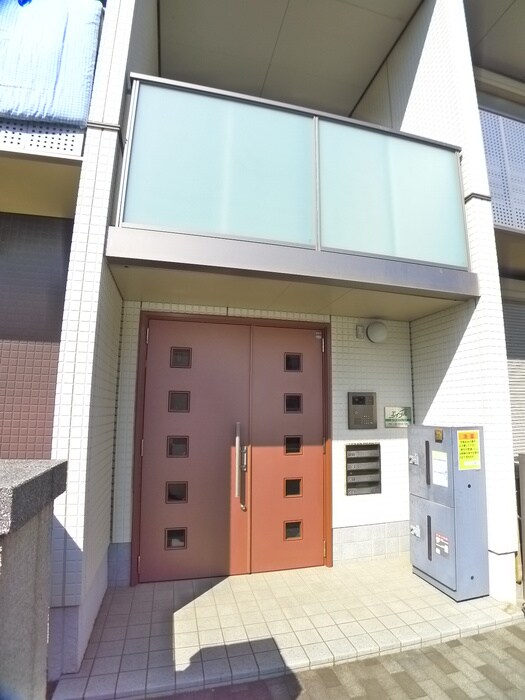 物件外観写真2　(エントランス部分)