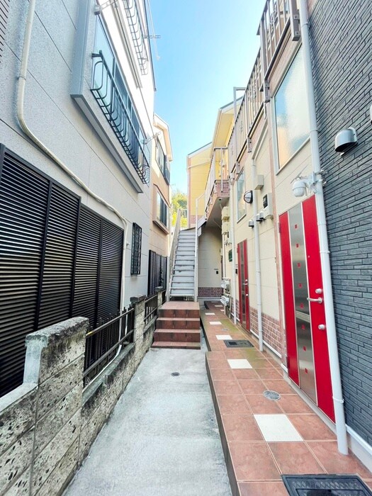 物件外観写真2　(エントランス部分)