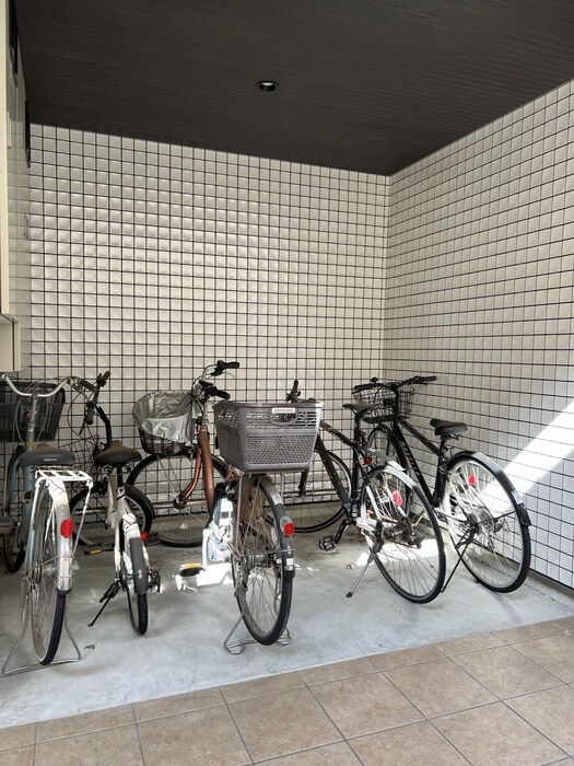 物件外観写真4　(駐輪場)