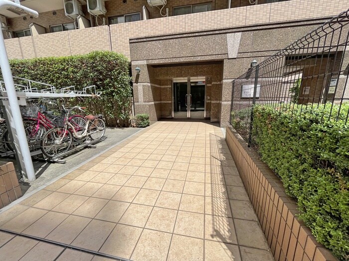 物件外観写真2　(エントランス部分)