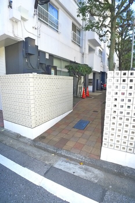 物件外観写真5　(エントランス部分)