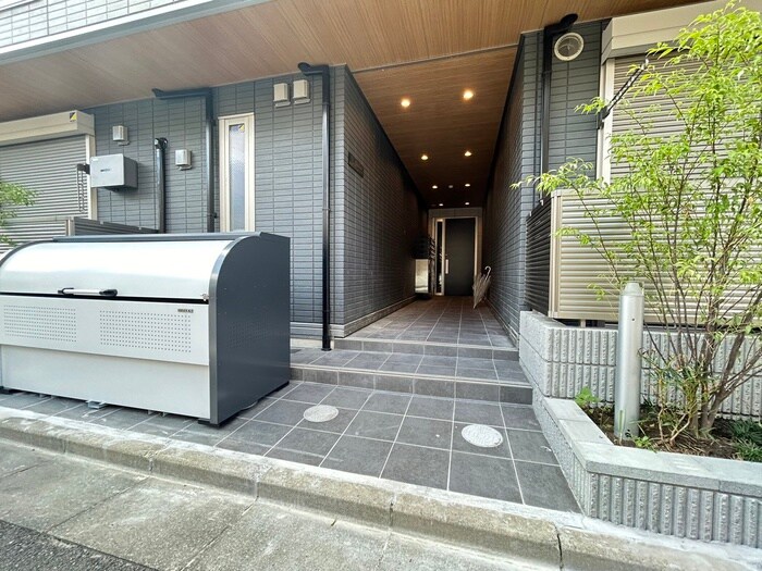 物件外観写真4　(エントランス部分)