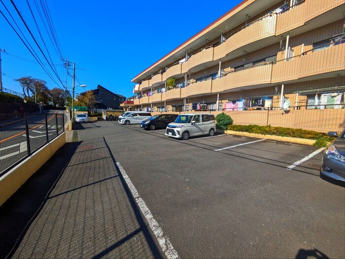 物件外観写真5　(駐車場)