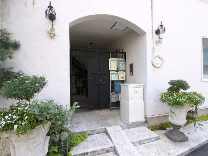 物件外観写真2　(エントランス部分)