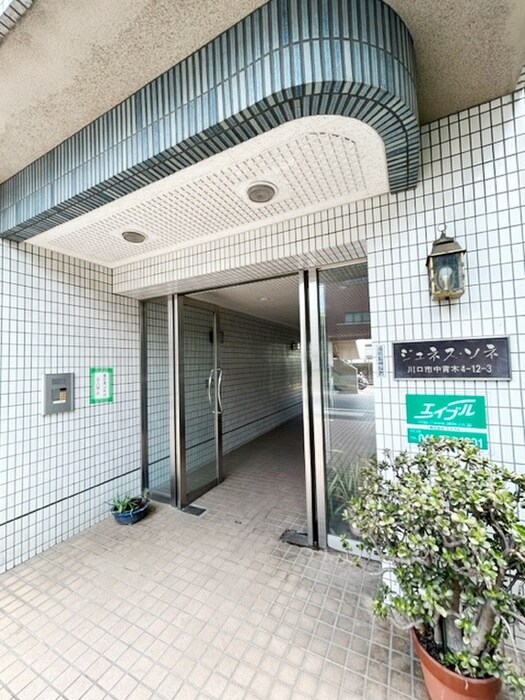 物件外観写真3　(エントランス部分)