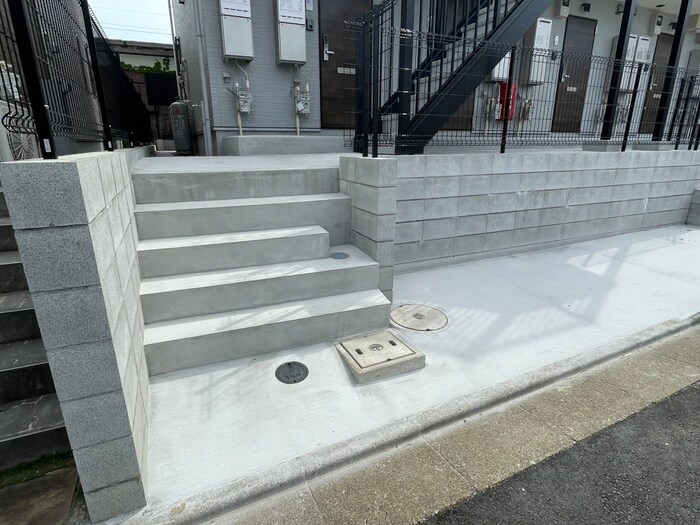 物件外観写真5　(エントランス部分)