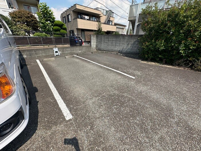 物件外観写真3　(駐車場)