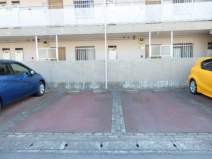 物件外観写真4　(駐車場)