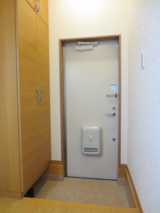 物件内観写真4　(玄関)