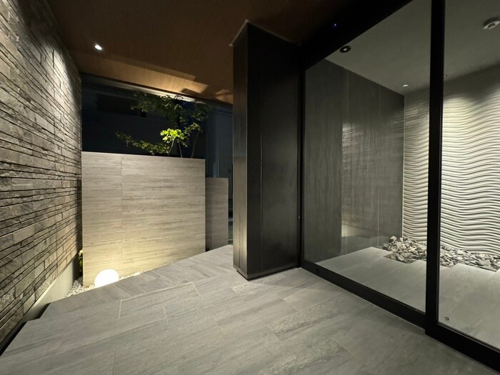 物件外観写真3　(エントランス部分)