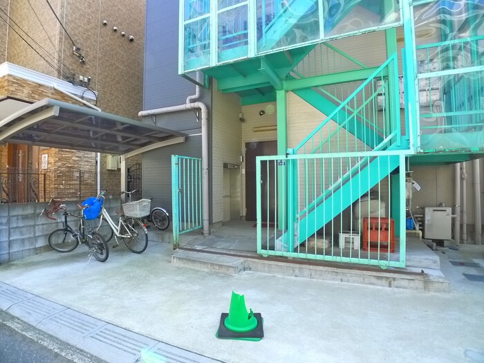 物件外観写真6　(エントランス部分)