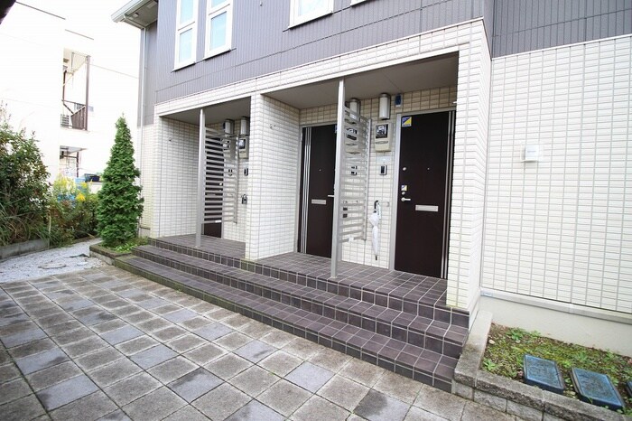 物件外観写真4　(エントランス部分)