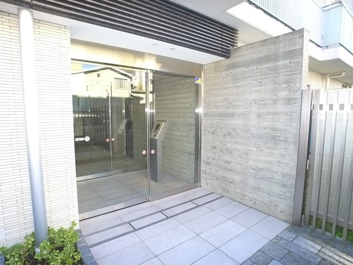 物件外観写真2　(エントランス部分)