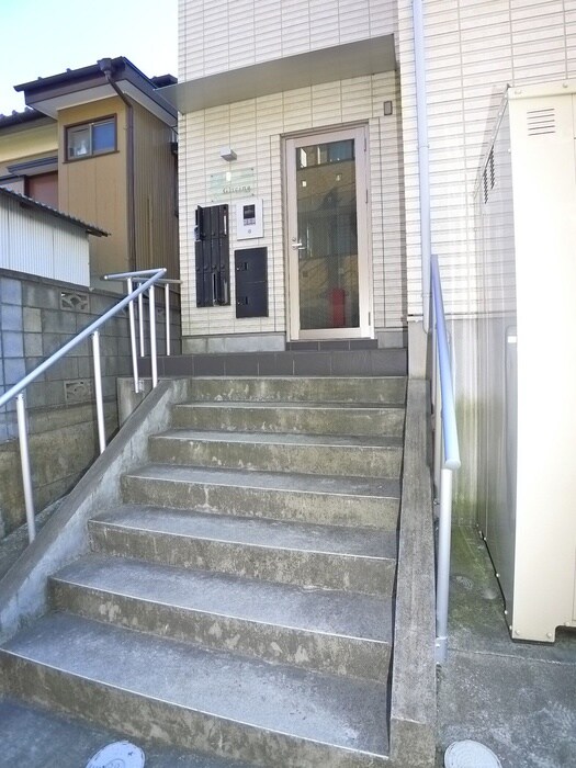 物件外観写真2　(エントランス部分)