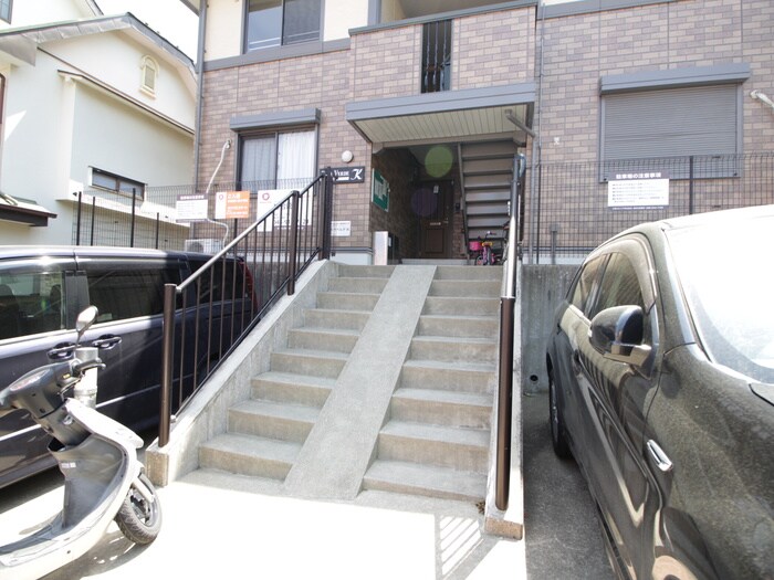 物件外観写真2　(エントランス部分)