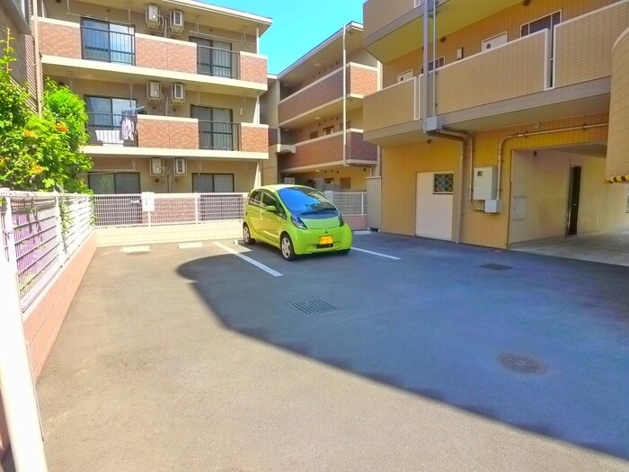 物件外観写真6　(駐車場)